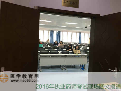 執(zhí)業(yè)藥師考試即將開始開始，考生陸續(xù)進(jìn)場