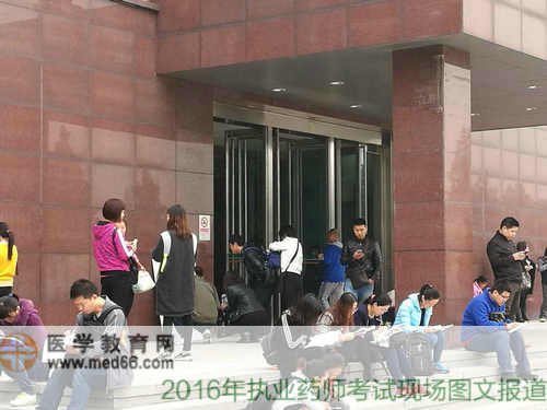 趁著考場(chǎng)還沒開門，考生們占據(jù)有利地形“臨陣磨槍”