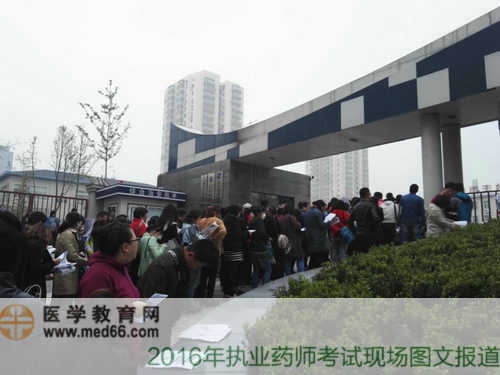 考場(chǎng)開門之前，考生們正在排隊(duì)入場(chǎng)