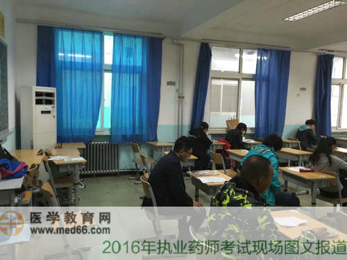 考生陸續(xù)落座，準(zhǔn)備進(jìn)行考試