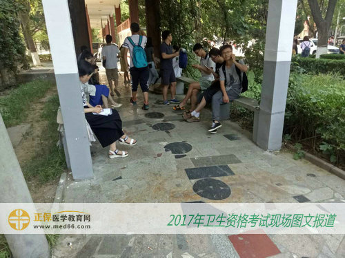 2017衛(wèi)生資格考試前，考生聚集在學校涼亭內進行最后沖刺