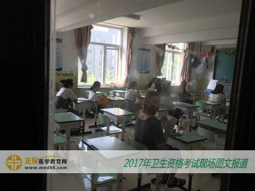 2017年衛(wèi)生資格紙筆作答考生入場，考試馬上開始