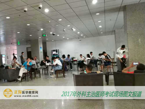 提前到場的學(xué)員進行外科主治醫(yī)師考試復(fù)習(xí)