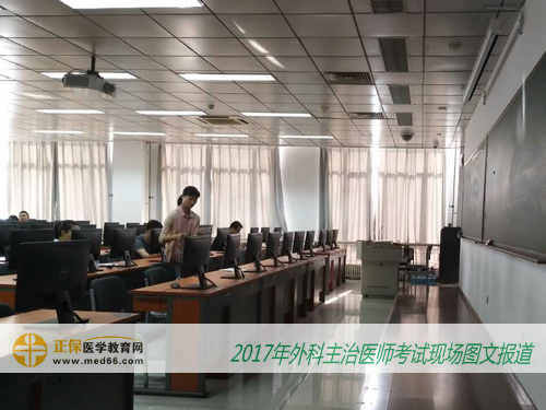 機考考試現(xiàn)場學(xué)員正在備戰(zhàn)