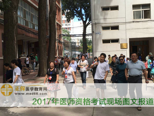 考試結(jié)束，陸續(xù)離開考場，第一場考完大家心情還不錯