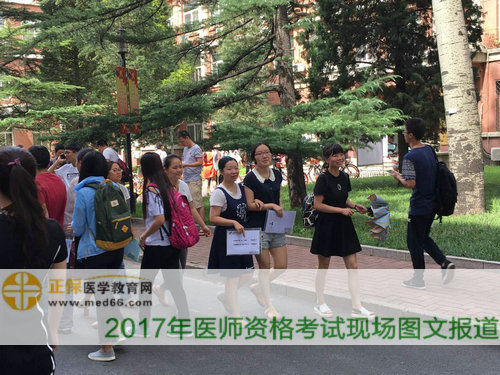 第一題選什么？考生們走出考場，興奮地進(jìn)行考試交流