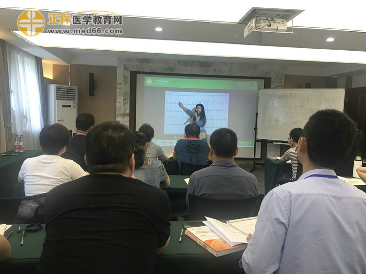 醫(yī)學(xué)教育網(wǎng)鴻雁老師親臨授課，中西醫(yī)醫(yī)師技能密訓(xùn)班學(xué)員認真聽講