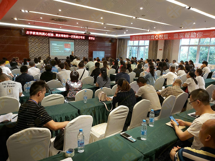 現(xiàn)場報(bào)道！錢韻文執(zhí)業(yè)中藥師面授體驗(yàn)營成都開講啦！