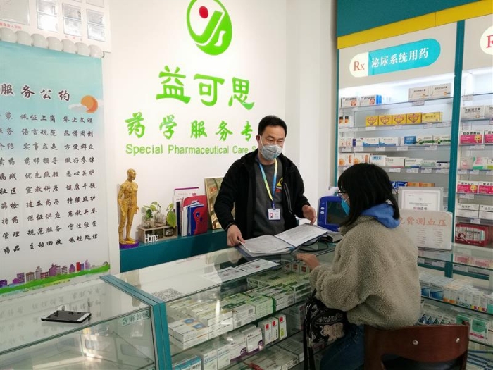 張永貴堅(jiān)守在藥店一線。