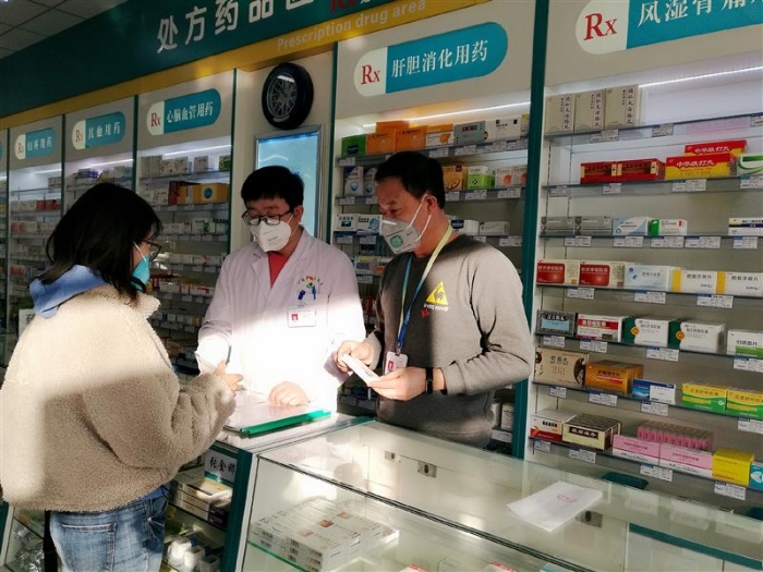 　張永貴堅(jiān)守在藥店一線。