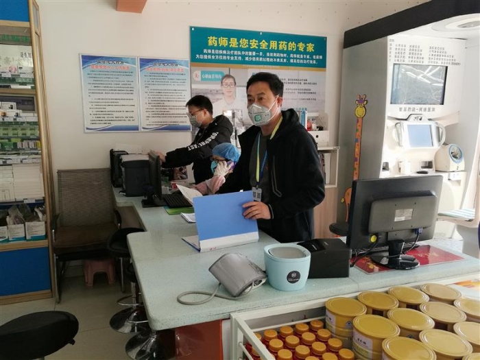張永貴堅(jiān)守在藥店一線。3