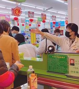 陸萍在指導(dǎo)顧客有序購買防護(hù)用品。