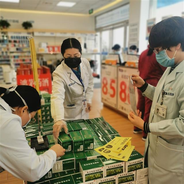 侯惠鳴檢查熱銷藥品。