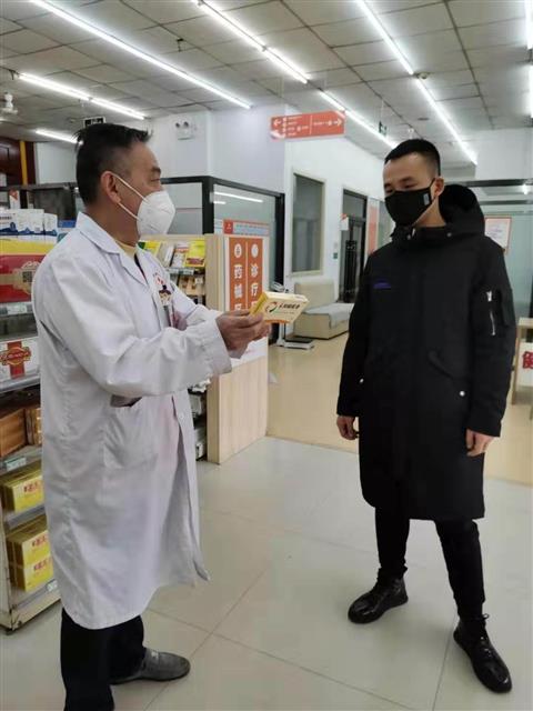 謝東杰在為顧客介紹藥品安全知識。