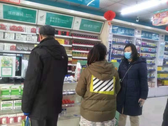 　李洋為慢病患者提供咨詢服務(wù)。