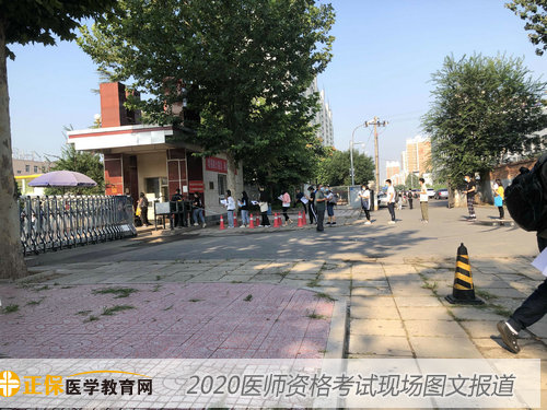 排隊(duì)進(jìn)入考場(chǎng) 排隊(duì)進(jìn)入考場(chǎng)