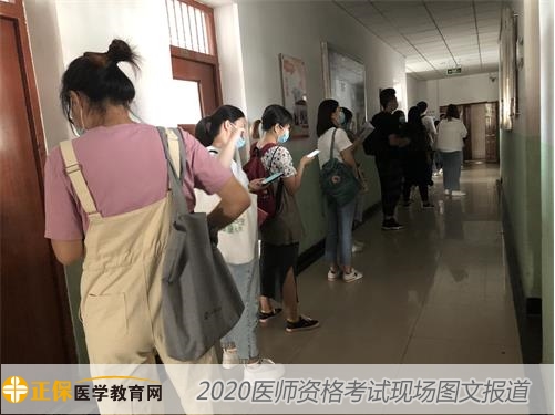 排隊進(jìn)入考場 排隊進(jìn)入考場