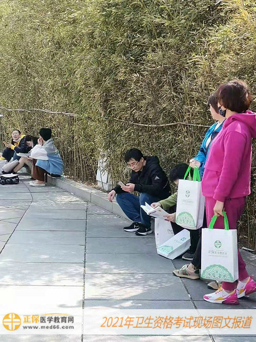 2021年衛(wèi)生資格考試現(xiàn)場報(bào)道——醫(yī)學(xué)教育網(wǎng)分發(fā)考前速記資料，為您助力！